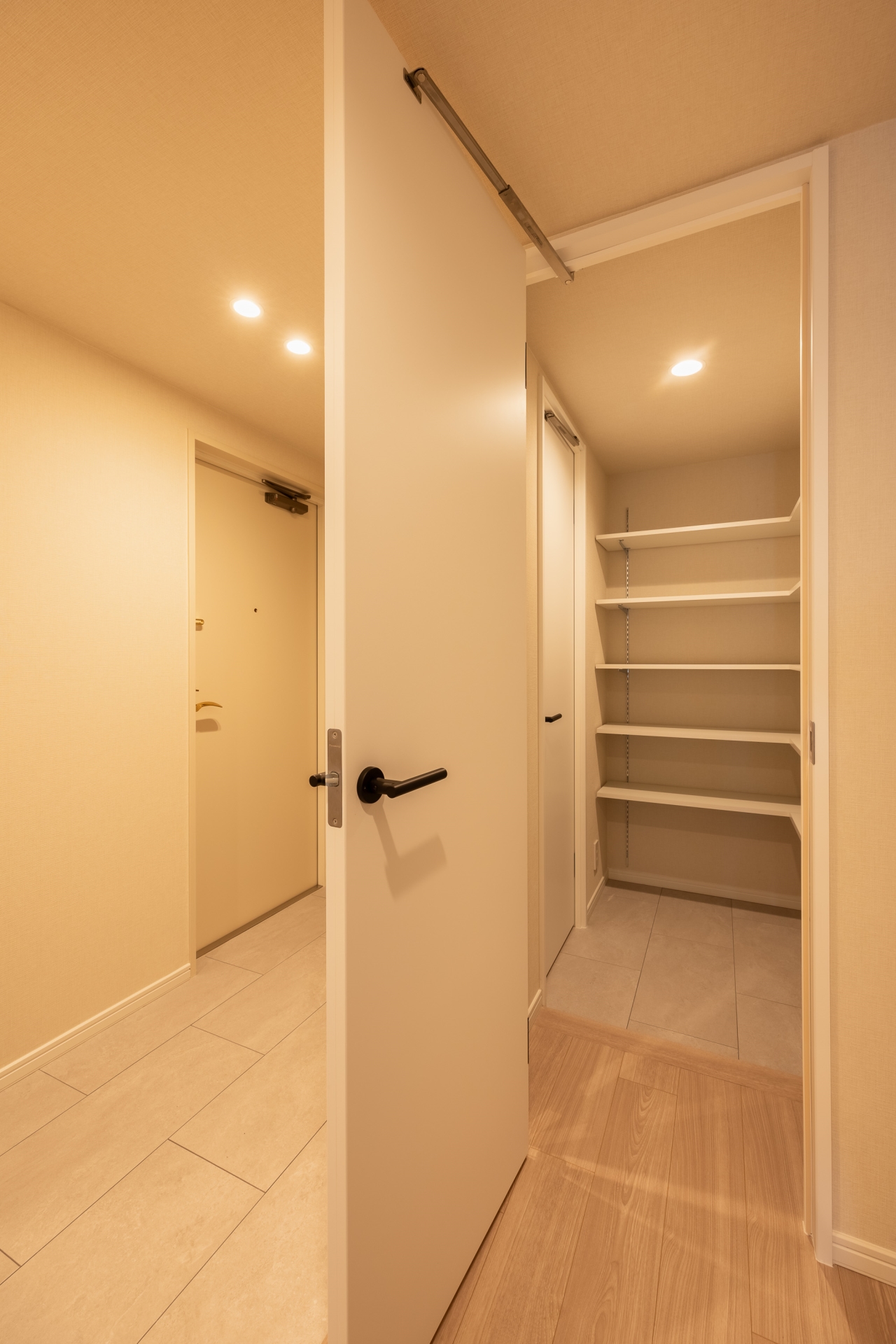 【収納】シューズクロゼット。玄関側と廊下側から行き来できる2Way動線。玄関がすっきりと片付きます。(2025年8月)