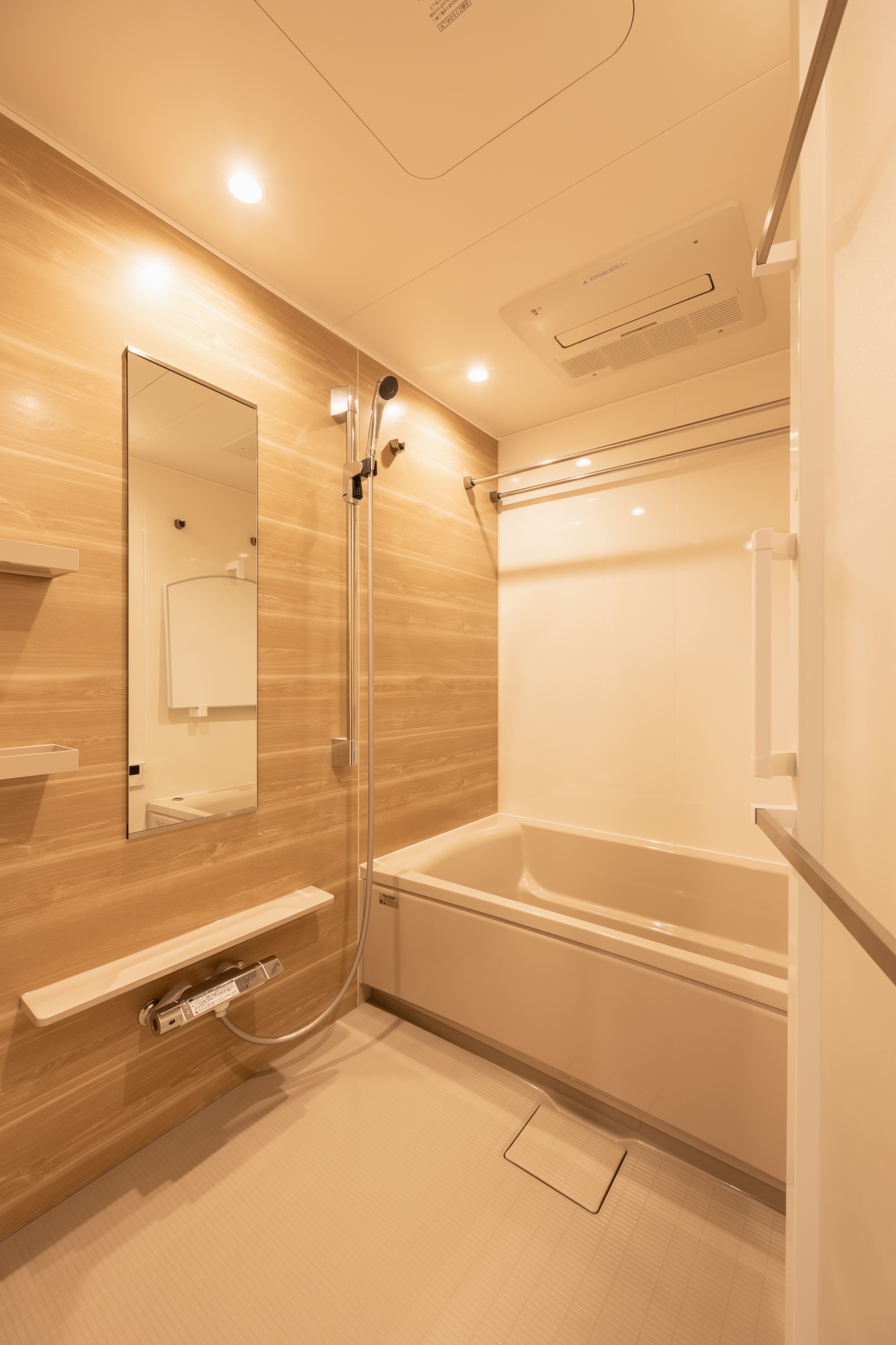 【浴室】浴室暖房乾燥機の浴室。追い炊き機能付きです。(2025年8月)
