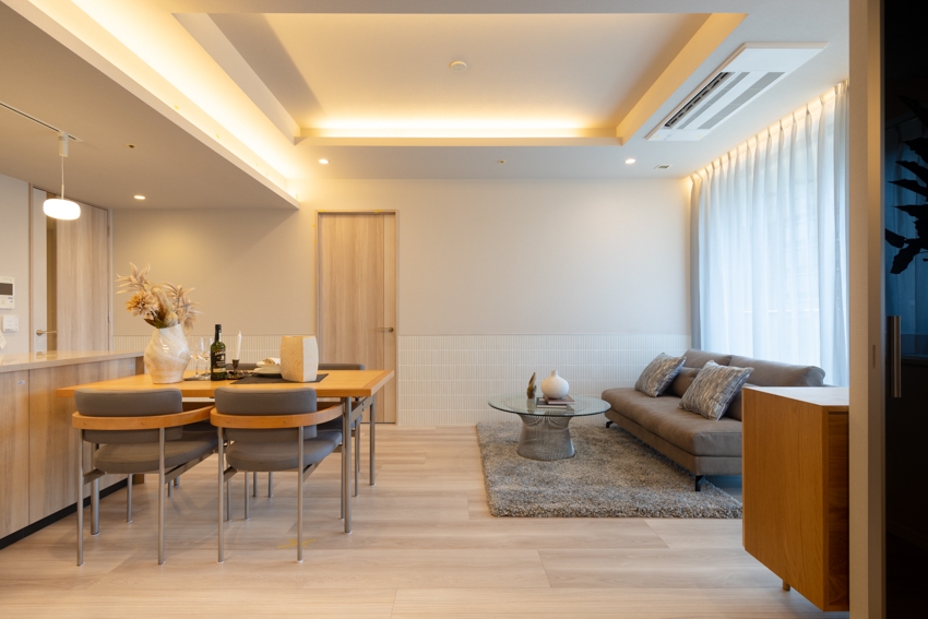 【リビング】折り上げ天井と間接照明が空間に奥行きと開放感をもたらします。(2025年12月)