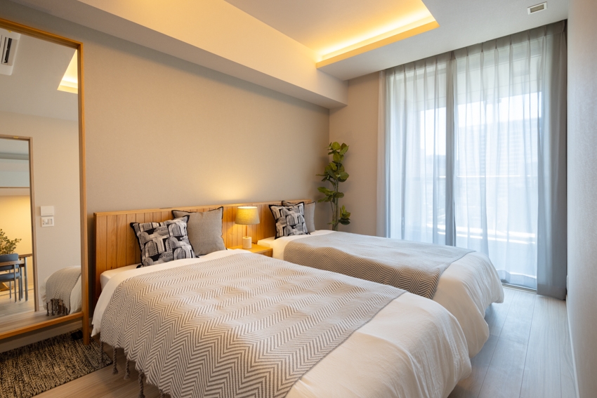 【居室】洋室(1)主寝室にも折り上げ天井と間接照明を採用。(2025年12月)