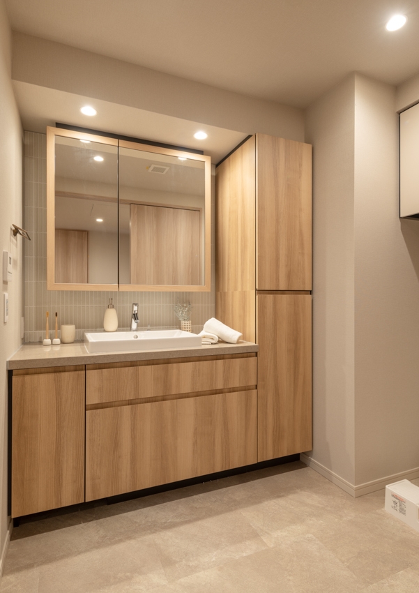 【洗面台・洗面所】リネン庫が備わる洗面。洗面ボウルは端に寄せて設置しており、物を置くスペースを確保しています。(2025年12月)