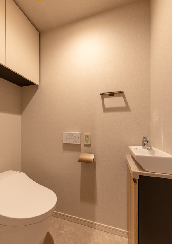 【トイレ】汚れが目立ちづらいベージュのクロスで仕上げています。(2025年12月)