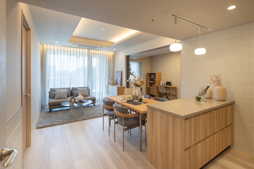 【リビング】カウンターは作業台としても、夜のバーカウンターとしても。(2025年12月)