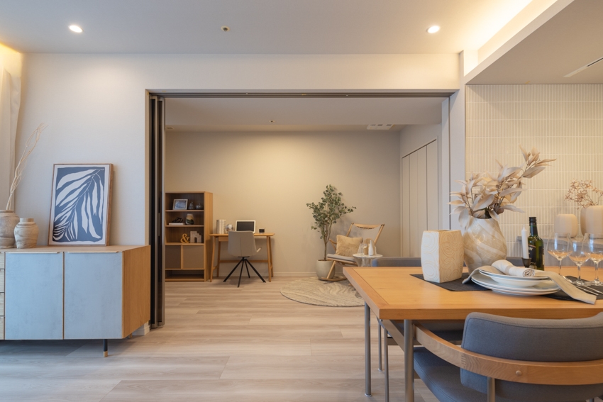 【リビング】洋室(2)との間仕切りを開けると広々としたリビングダイニングへ。(2025年12月)