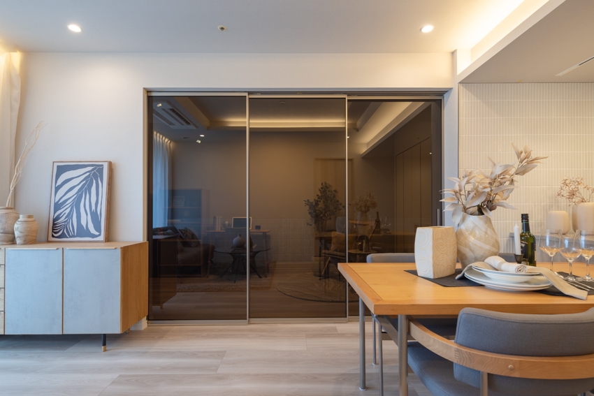 【リビング】微かにそこにいる、を感じられる半透明の間仕切り。空間をゆるやかに仕切ります。(2025年12月)