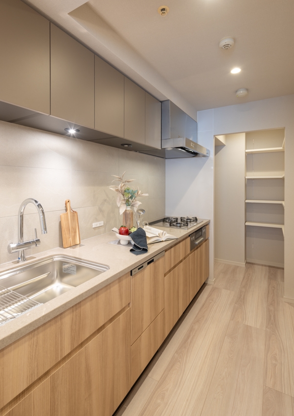 【キッチン】キッチン奥にはパントリーを備え、ストック用品や食材を収納できます。(2025年12月)