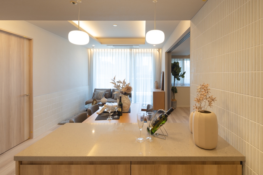 【キッチン】キッチン前の壁にはタイルを使用し、高級感を演出しています。(2025年12月)