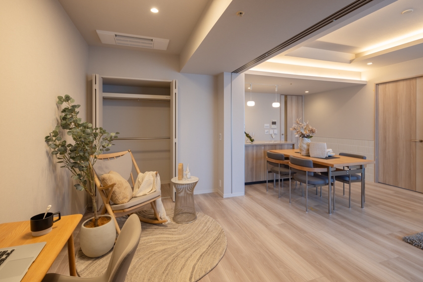 【居室】洋室(2)収納のハンガーパイプは2本。収納力が高まり効率よくお使いいただけます。(2025年12月)