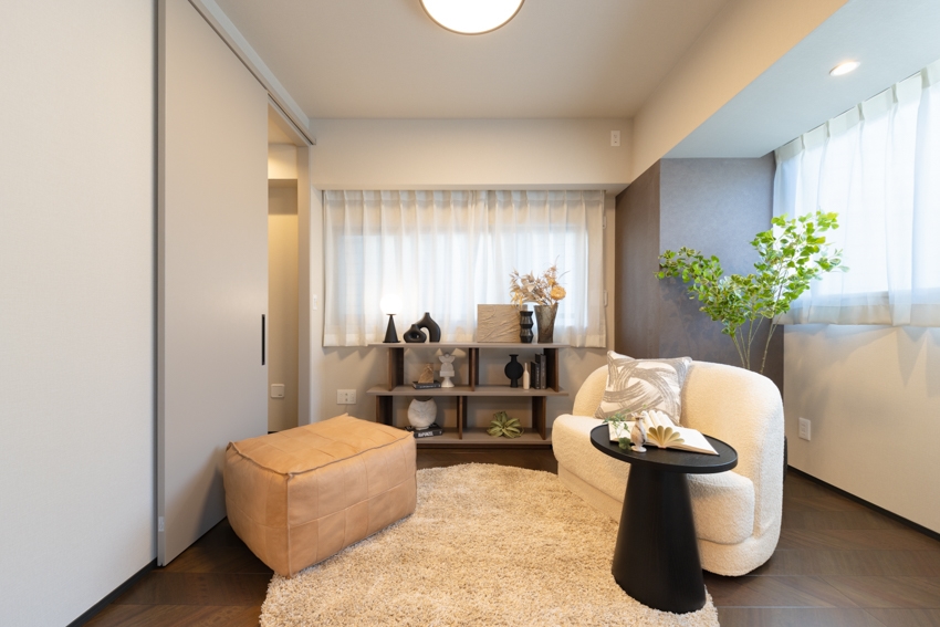 【居室】約5.8帖の洋室(1)。収納量をしっかり確保できるウォークインクロゼットを備えています。(2025年12月)