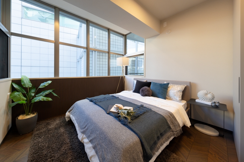 【居室】約5.4帖の洋室(2)はワイドな窓からの採光を楽しめます。(2025年12月)