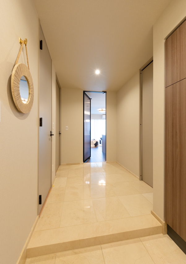 【玄関】生活スペースのため、ホールはコンパクトに。とはいえ、玄関収納もしっかり確保。(2025年12月)