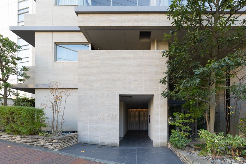 【エントランス】宅配ボックスやオートロック付きで、利便性と防犯性を兼ね備えています。(2025年12月)