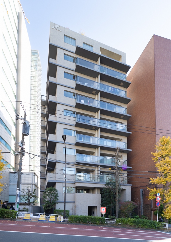 【外観】2013年12月築。外観はタイル張りでモダンな印象を醸し出します。(2025年12月)