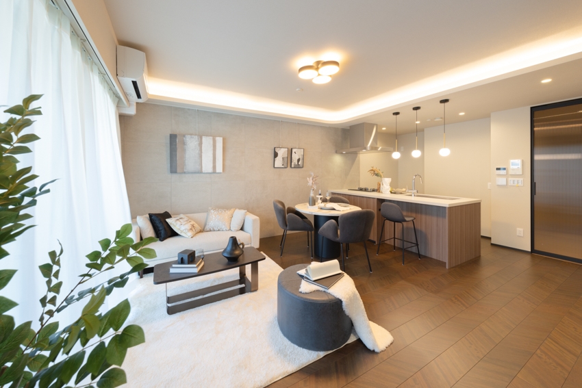 【リビング】南東の角住戸のため、あたたかな日差しと心地よい風が感じられます。(2025年12月)