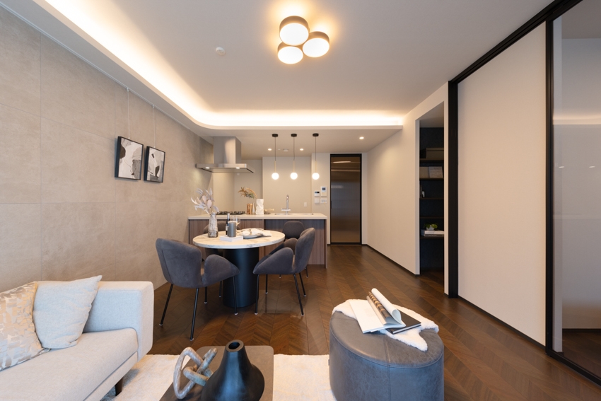 【リビング】リビングダイニングには床暖房がついており、寒い季節でも暖かい空間で家族団らんを楽しめます。(2025年12月)