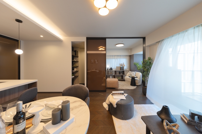 【リビング】リビングとは引き戸が仕切られており、開ければリビングダイニングの一部としてお使いいただけます。(2025年12月)