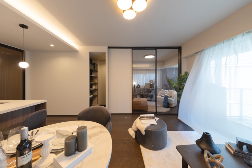 【リビング】引き戸を閉めれば個室としても利用可能です。(2025年12月)