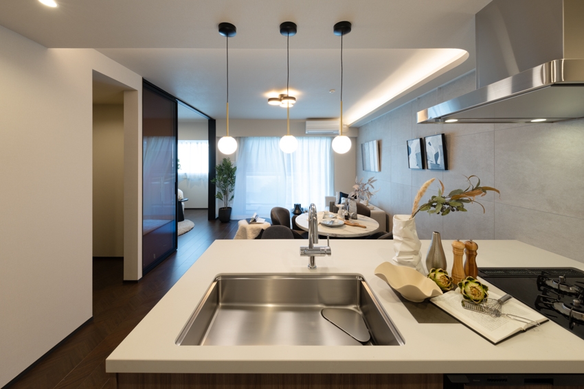 【キッチン】アイキャッチとなるカウンターキッチン。対面式で毎日の会話を増やします。(2025年12月)