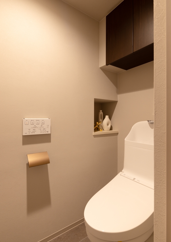 【トイレ】吊戸棚と小さな棚のあるトイレ(2025年11月)