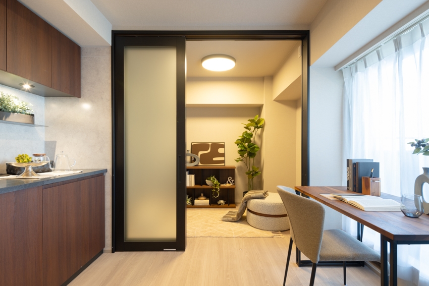 【居室】窓際のスペースを多用途に利用(2025年11月)