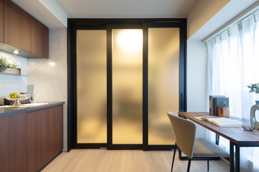 【居室】採光が取れる半透明のスライドウォール(2025年11月)