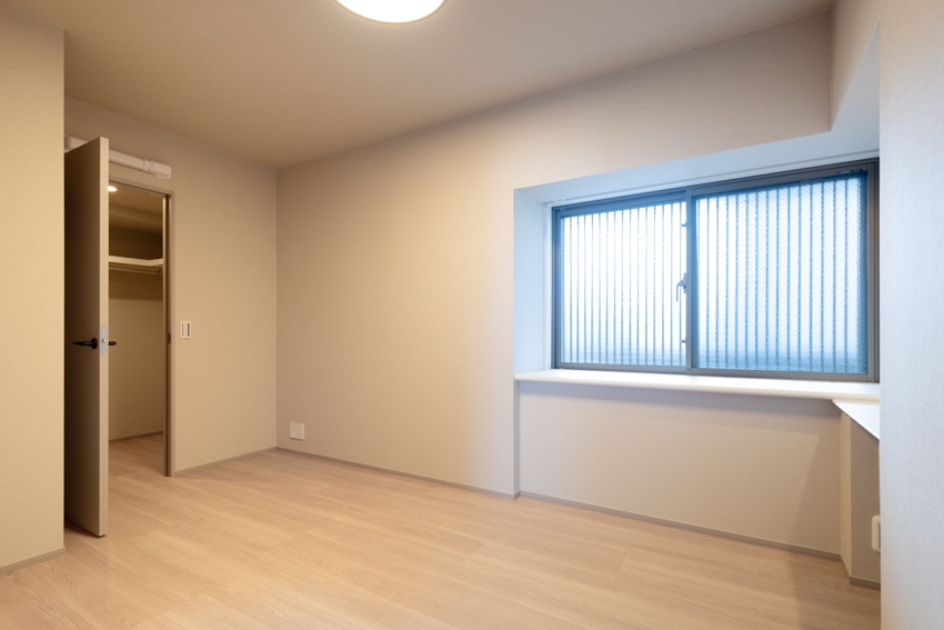 【居室】約6畳、カウンターと大型WIC付き(2025年11月)