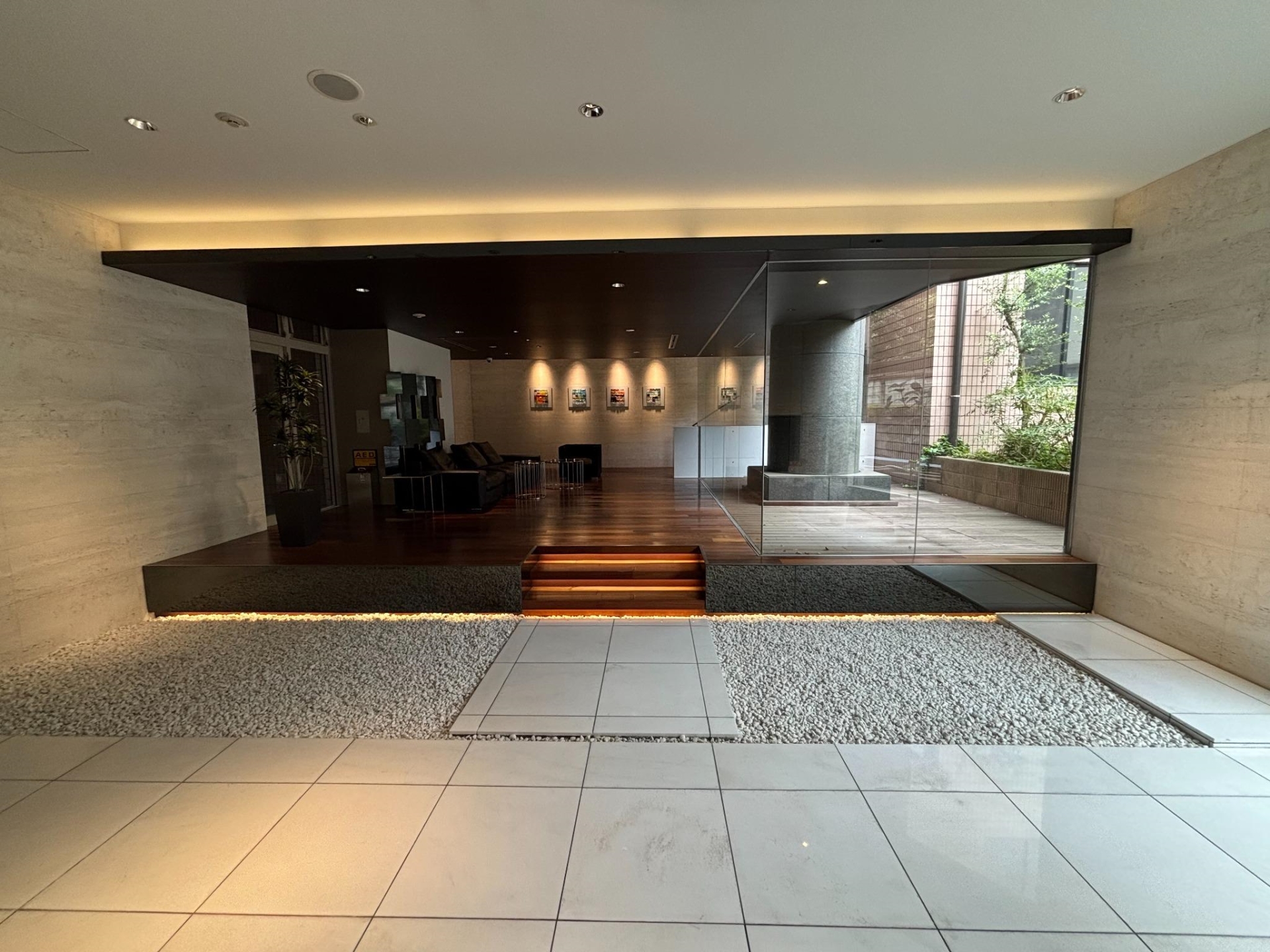 【エントランス】重厚感のあるロビースペース(2025年6月)