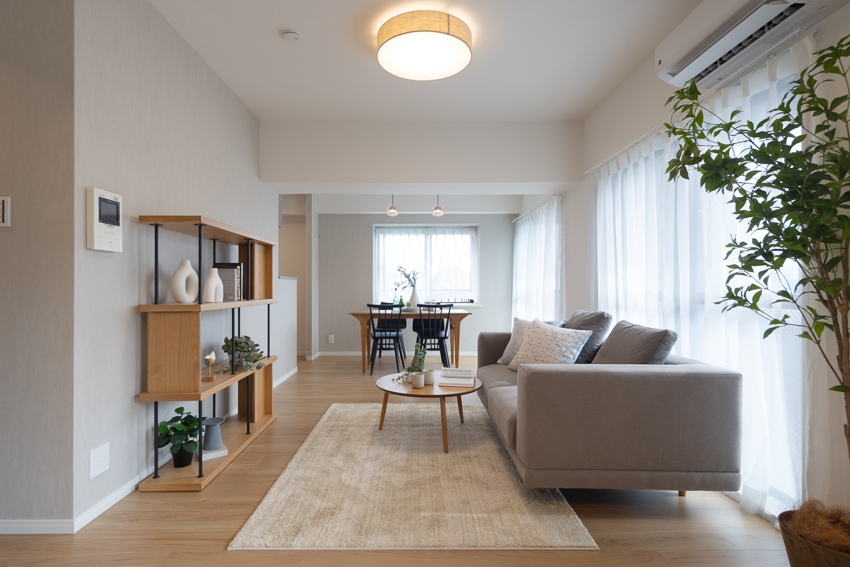 【リビング】2面採光のワイドリビングは日々の生活を明るく照らします。(2026年1月)