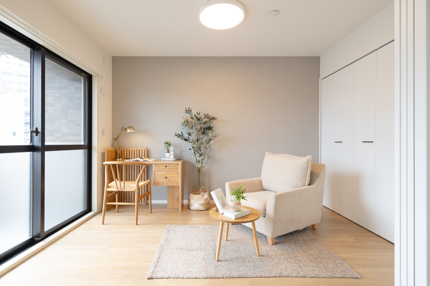 【居室】5.6畳の洋室(3)収納は奥行きがあり、敷布団もそのまま収納できます。(2026年1月)