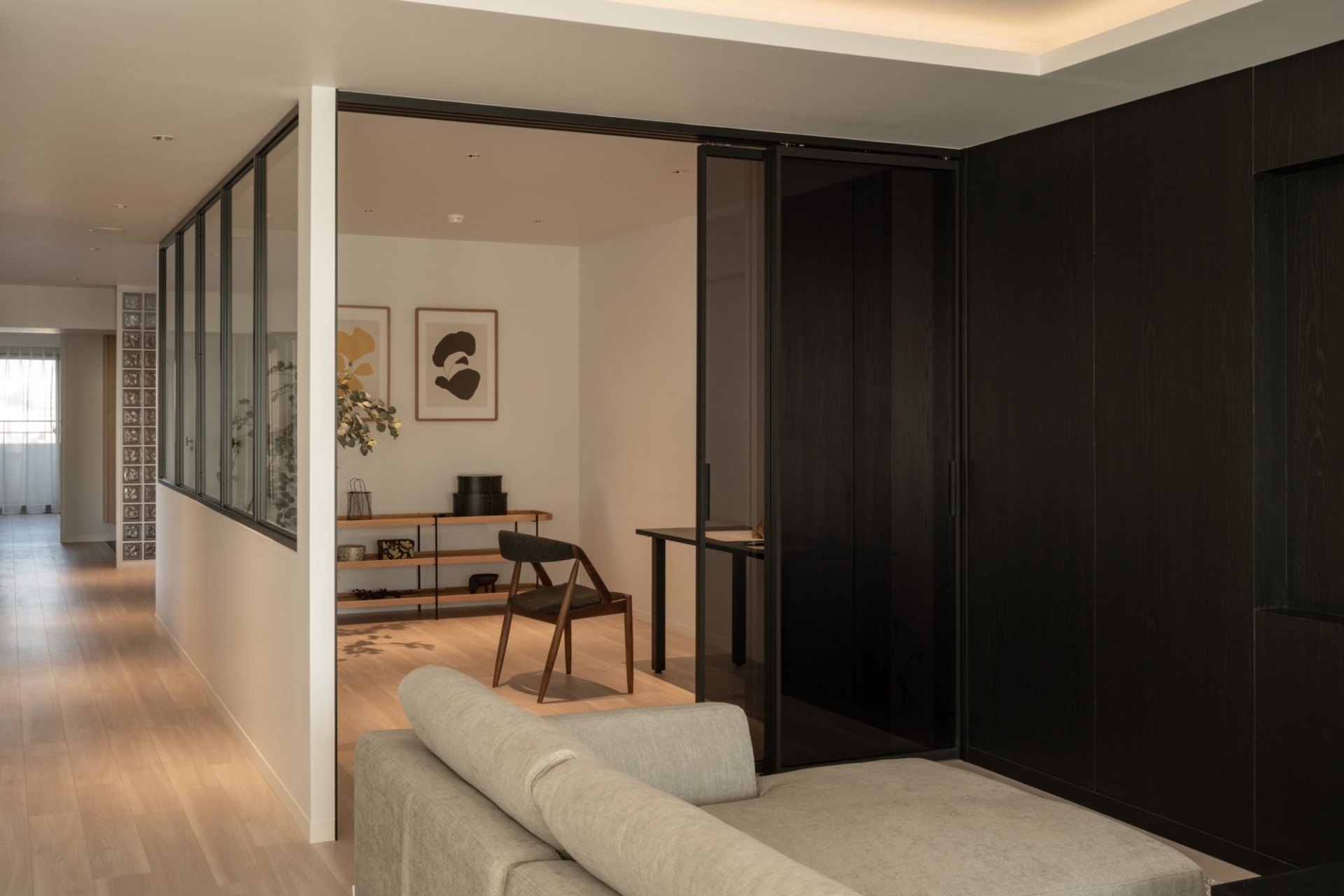 【居室】洋室（２）リビング横の洋室はガラス引戸と室内窓で開放感と独立性を両立。(2026年1月)