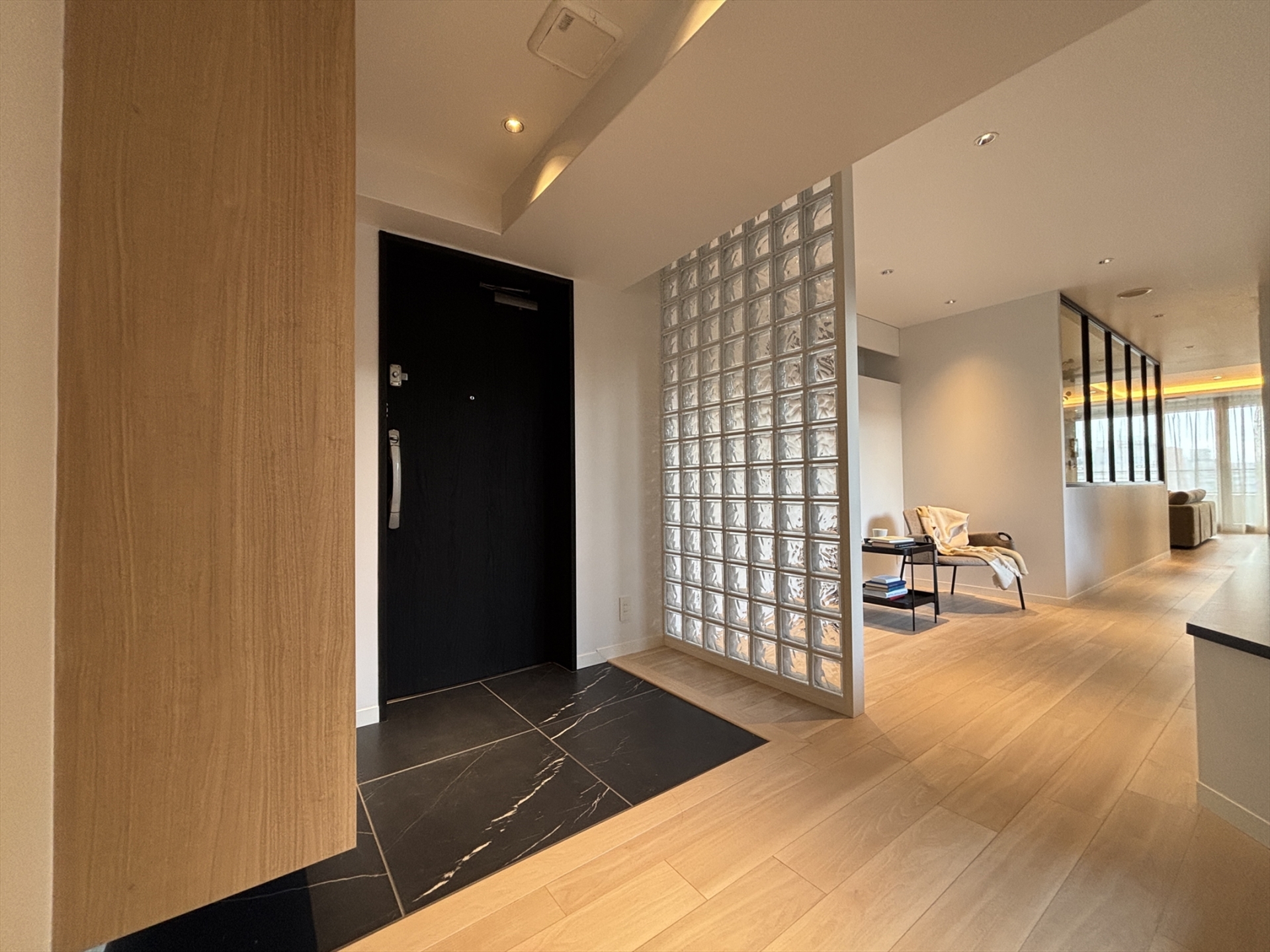 【玄関】玄関ホールはセカンドリビングとしての機能も持たせ、ゲストを迎える心地よい空間に。(2026年1月)