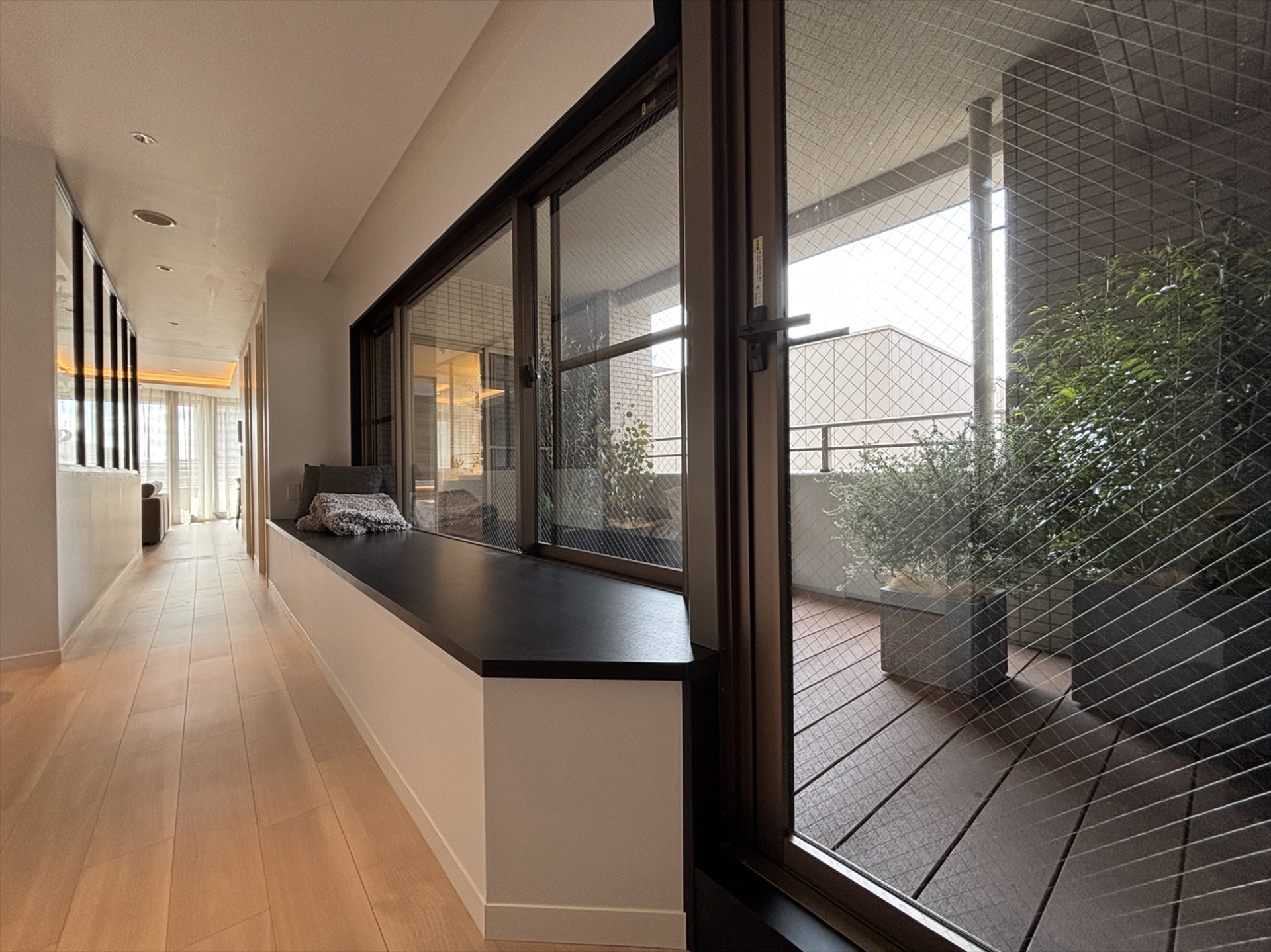 【その他内観】中央の廊下を進むと、出窓カウンター越しにインナーテラスが広がります。(2026年1月)