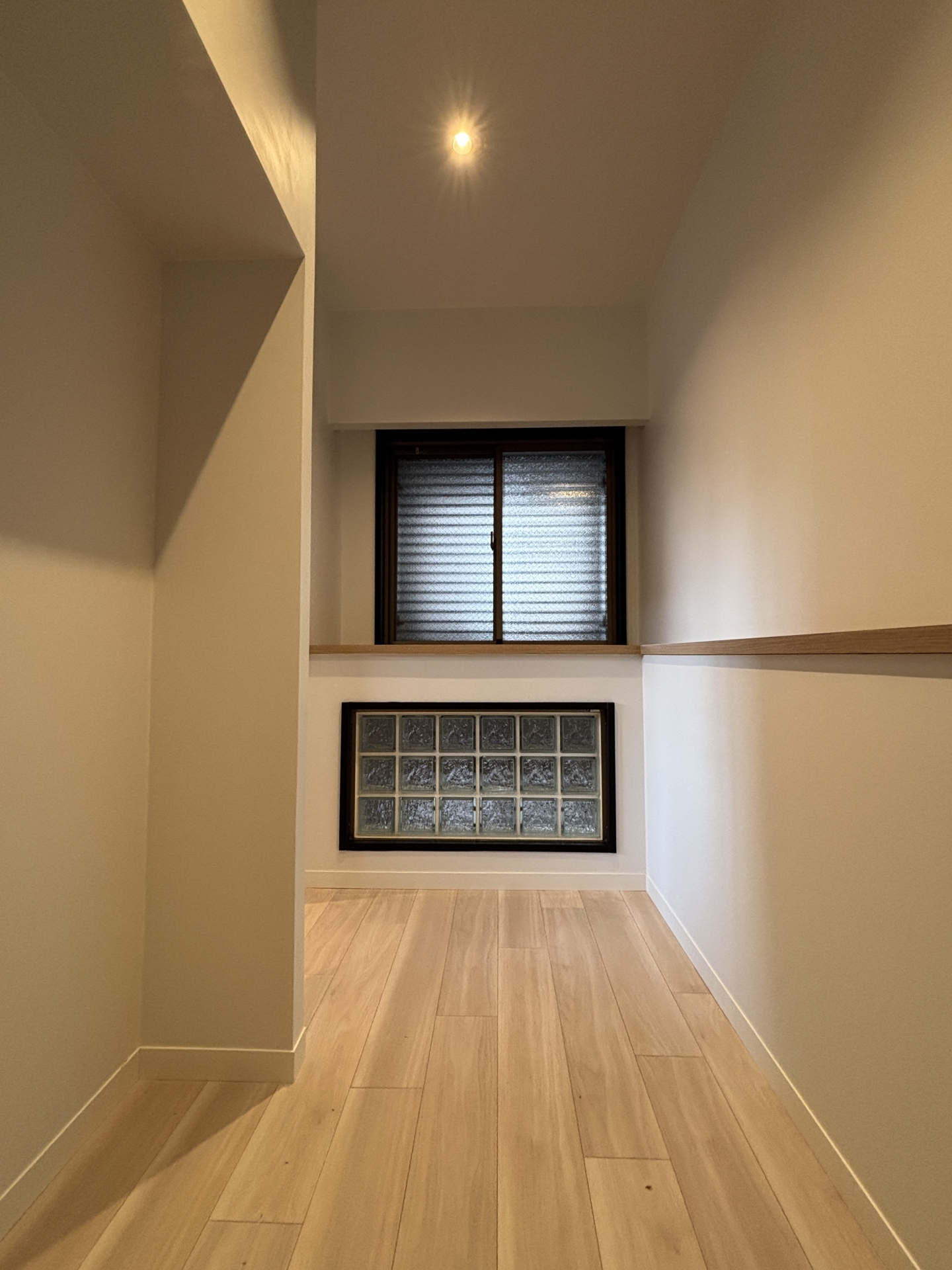 【収納】ウォークインクロゼット。窓がございます。(2026年1月)