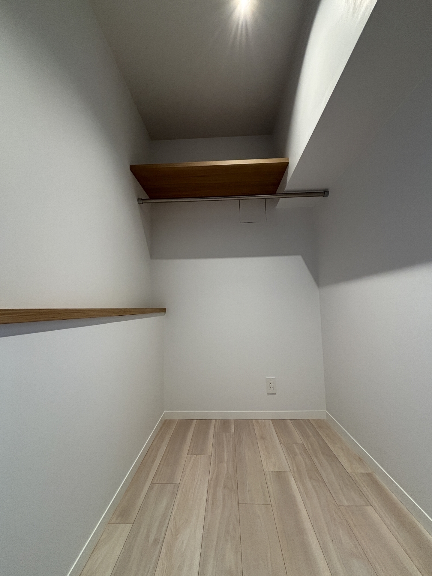 【収納】大容量のウォークインクロゼット付◆上部には枕棚を設置。(2026年1月)