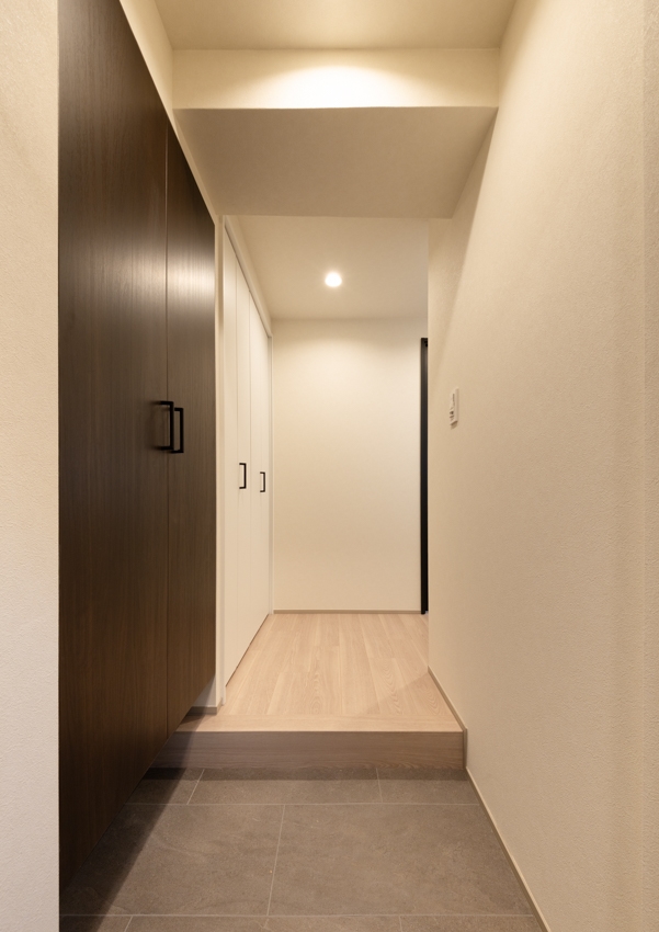 【玄関】玄関収納、クロゼットと収納スペースも充実。(2025年12月)