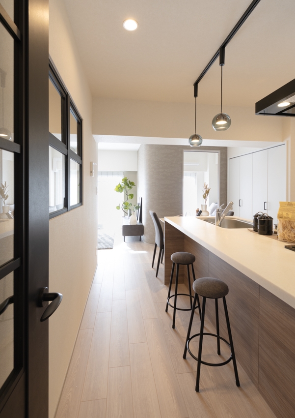 【キッチン】カウンターダイニングキッチンは、椅子に座って食事ができる設計です。(2025年12月)