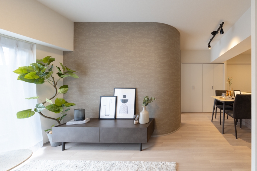 【リビング】13.6畳のLDK。LDは緩やかな雁行が特徴です。(2025年12月)