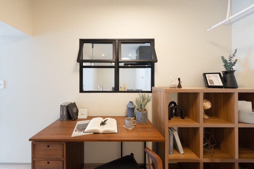 【居室】約4.0帖の洋室(2)。互いの気配を感じられる室内窓付きです。(2025年12月)