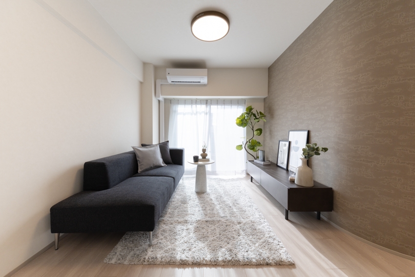 【リビング】2階南西向き住戸。日中は柔らかな陽光を楽しめます。(2025年12月)