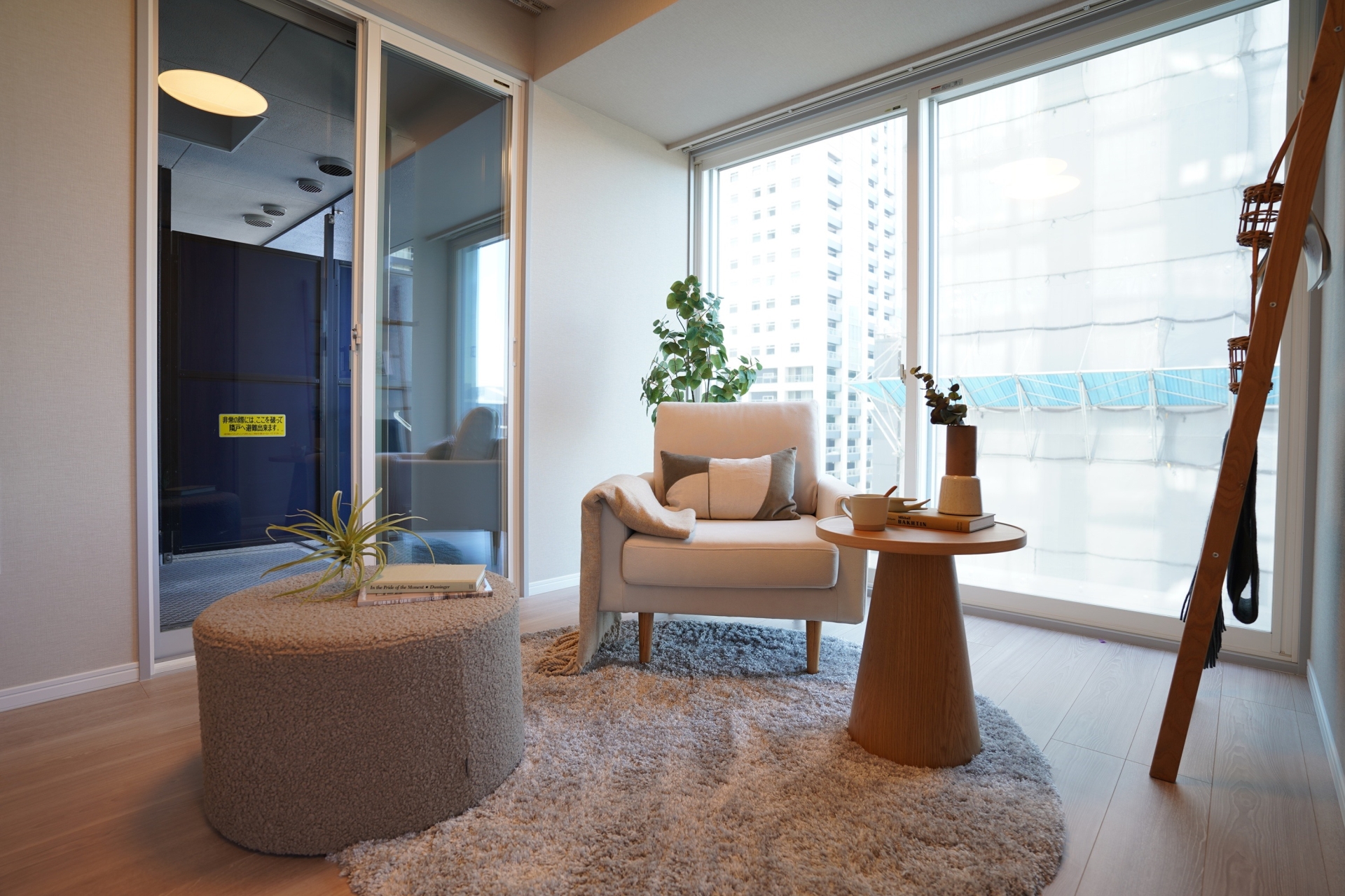 【居室】二面採光の洋室　ハイサッシなので日中も優しい光が差し込みます(2026年1月)