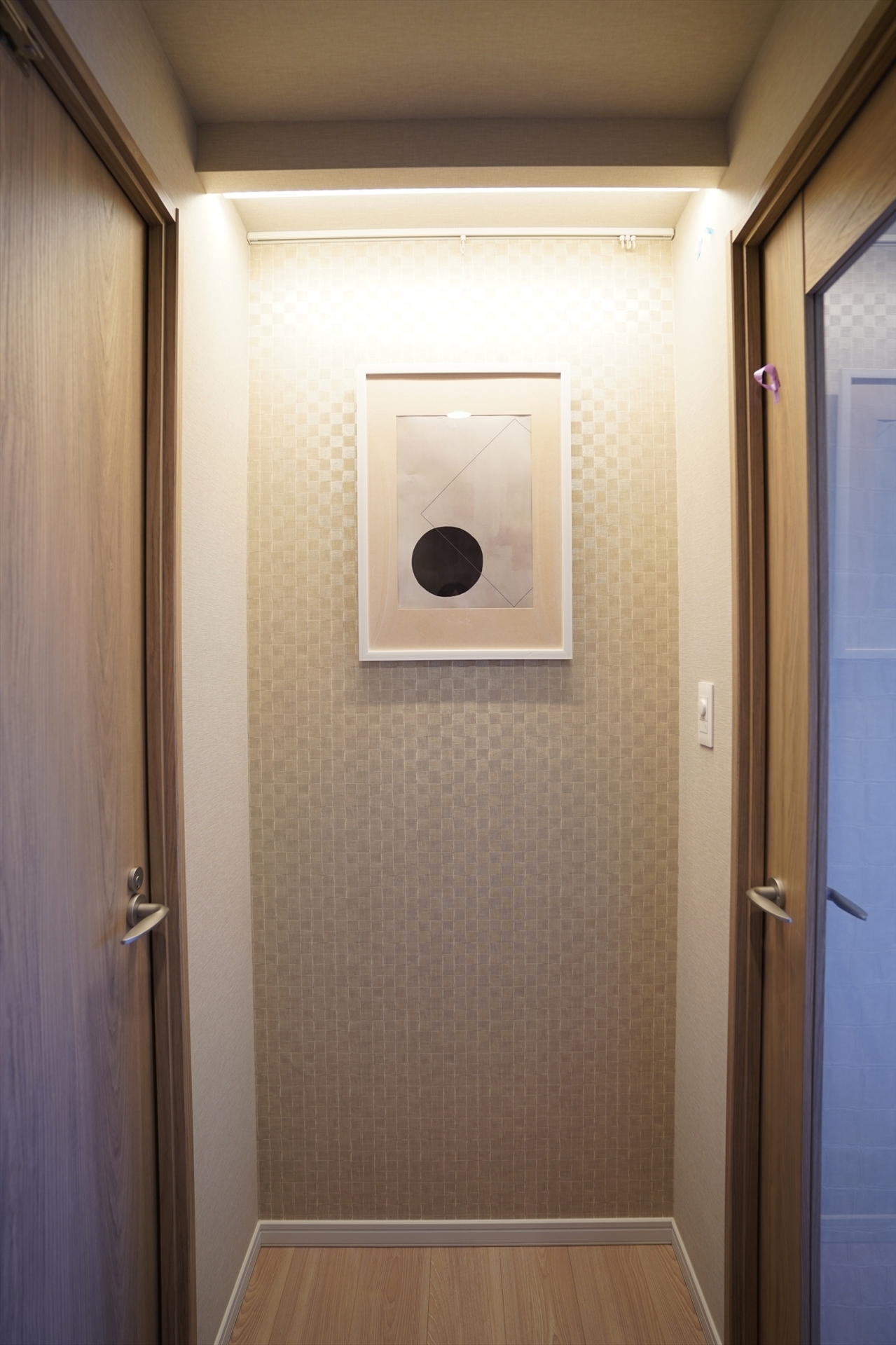 【その他内観】リビング手前にはピクチャーレールを設置　ご家族の写真やお好きな絵を飾ることができます(2026年1月)