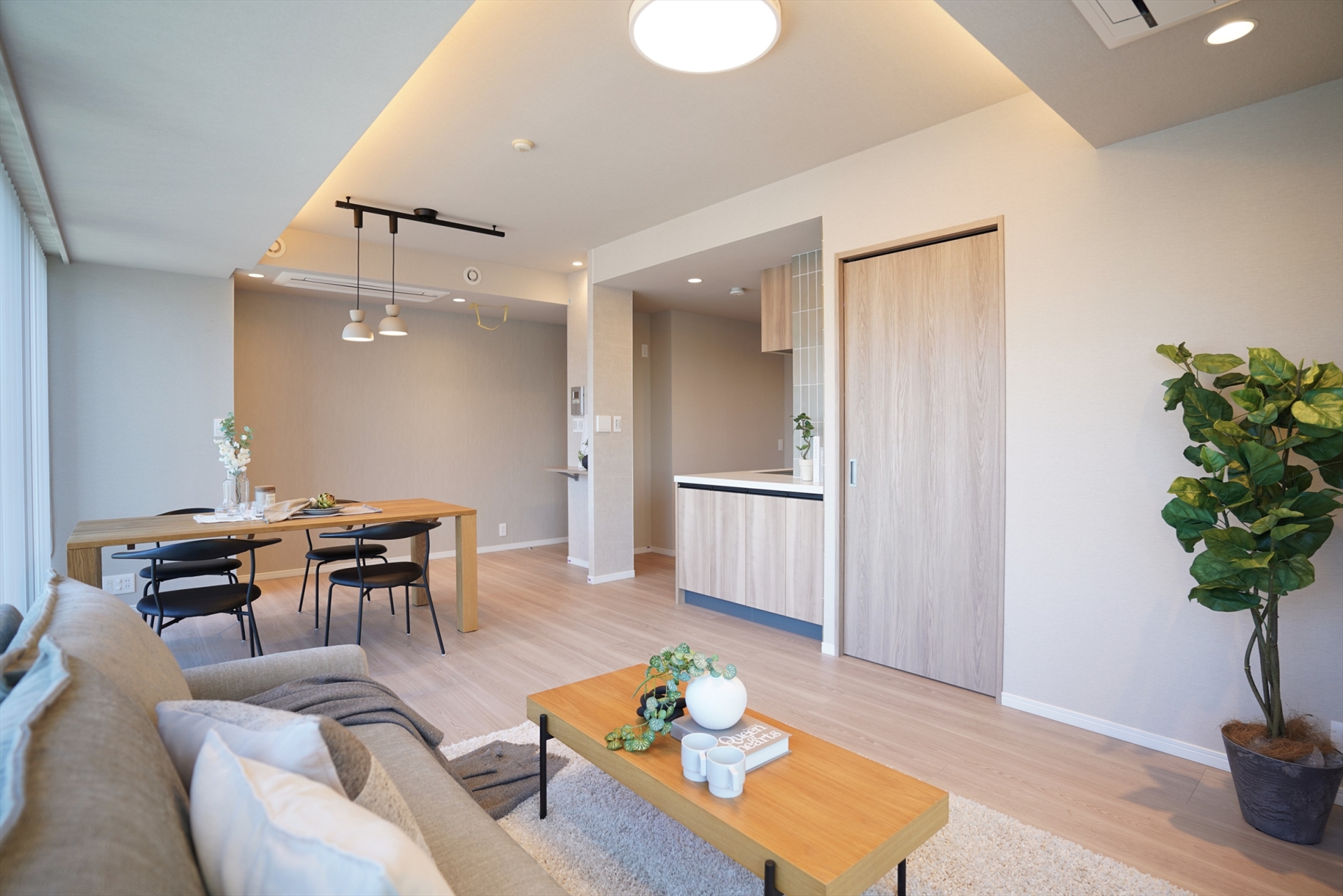 【駐車場】シンプルながらも洗練されたスタイルで、ナチュラルな中にもモダンな印象を演出(2026年1月)