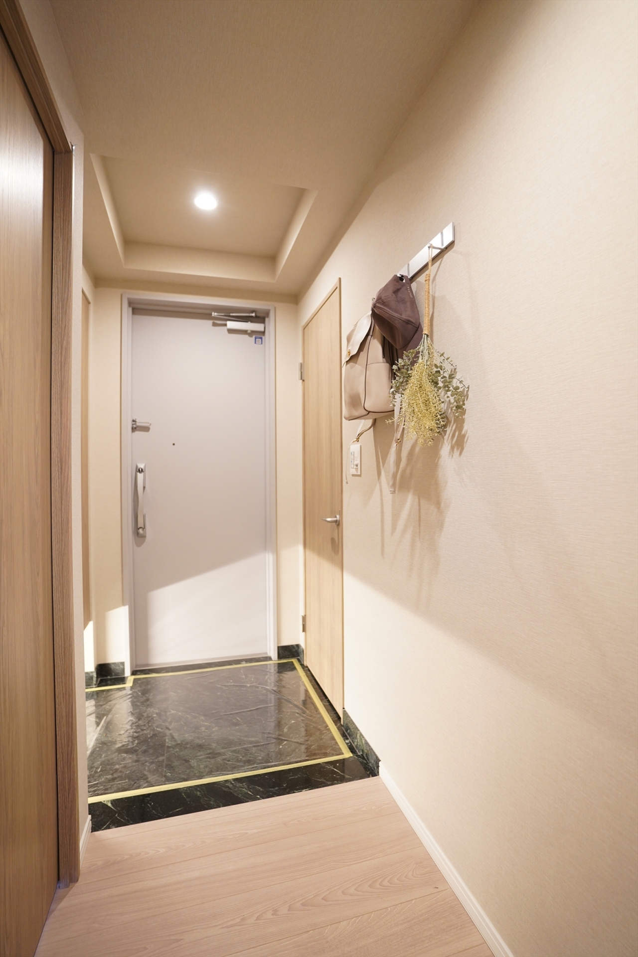 【玄関】お子様のお洋服や帽子をかけられるフックを付けました(2026年1月)