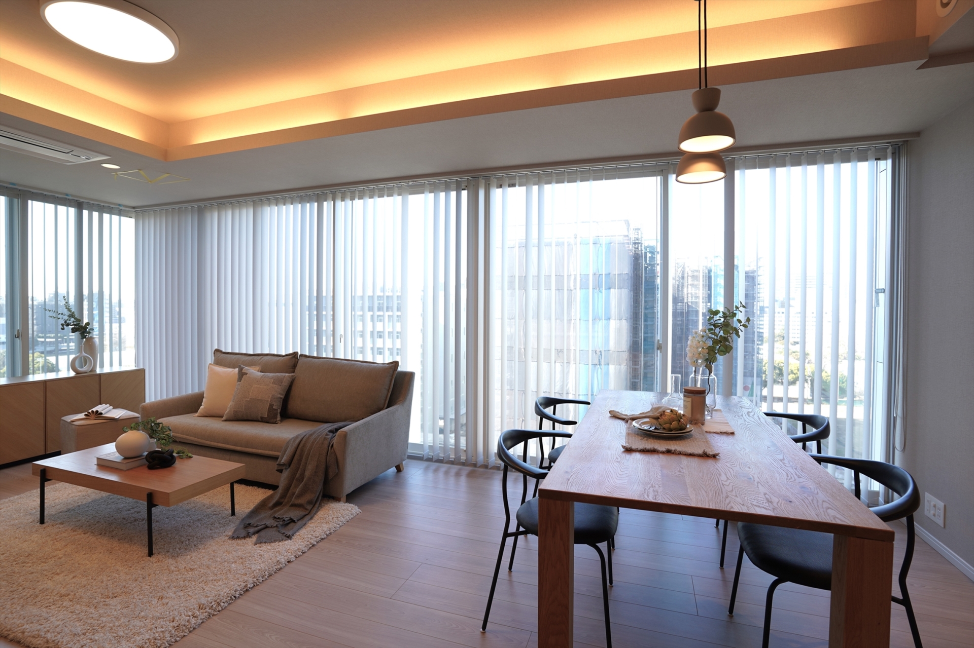 【リビング】南西角住戸のため、日当たり良好です(2026年1月)