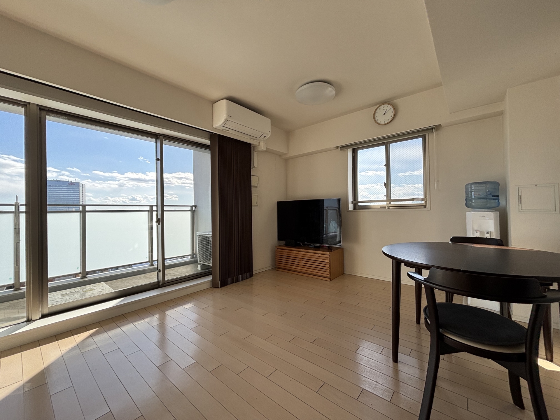 【リビング】二面採光で開放感のある空間。(2026年3月)