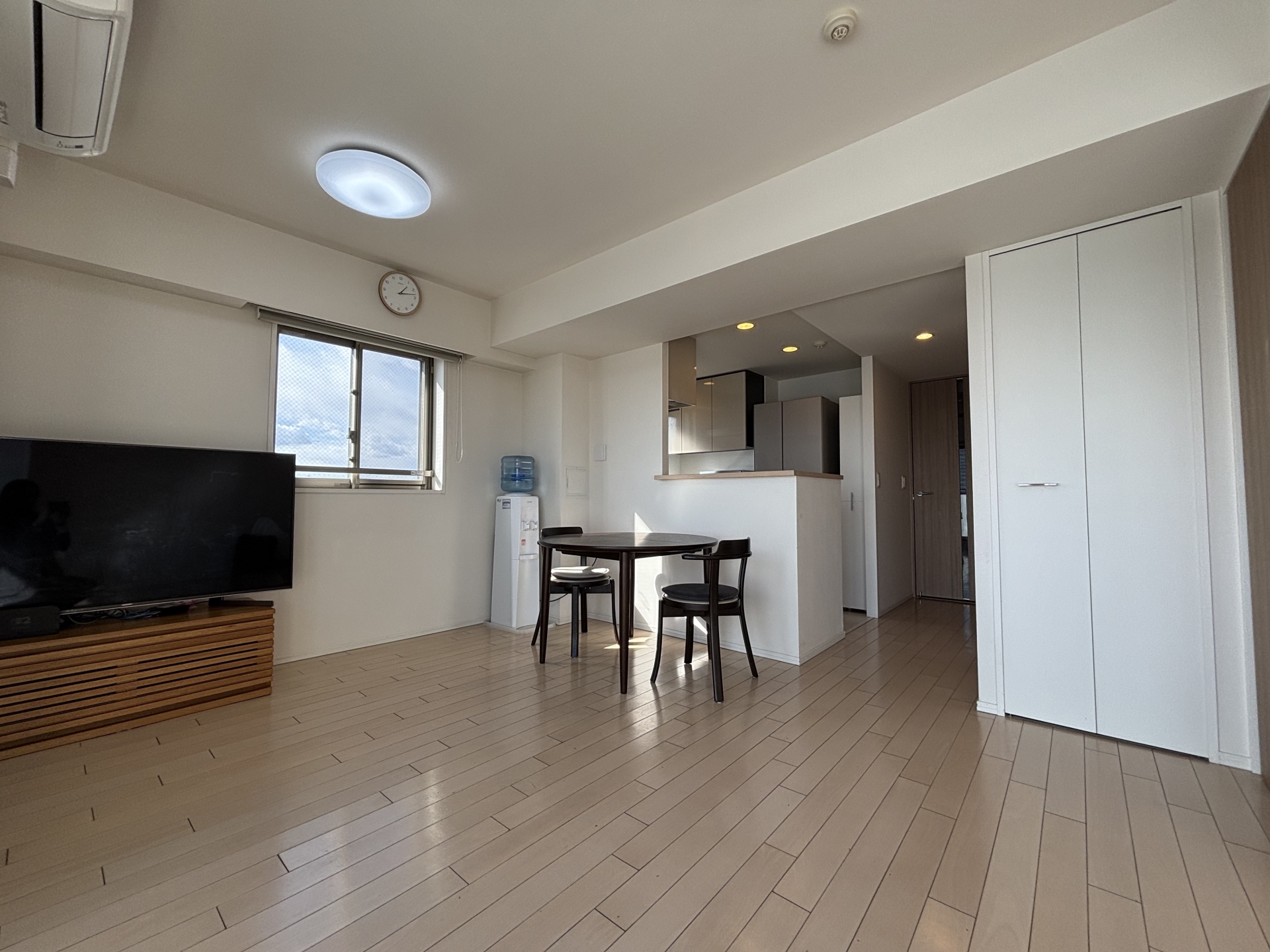 【リビング】角部屋のため、開放感のあるお部屋です。(2026年3月)