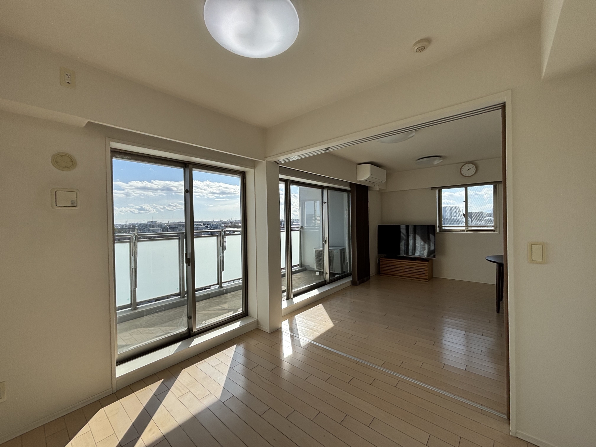 【居室】洋室(3)を開けて使えば大きなリビングダイニングに。(2026年3月)