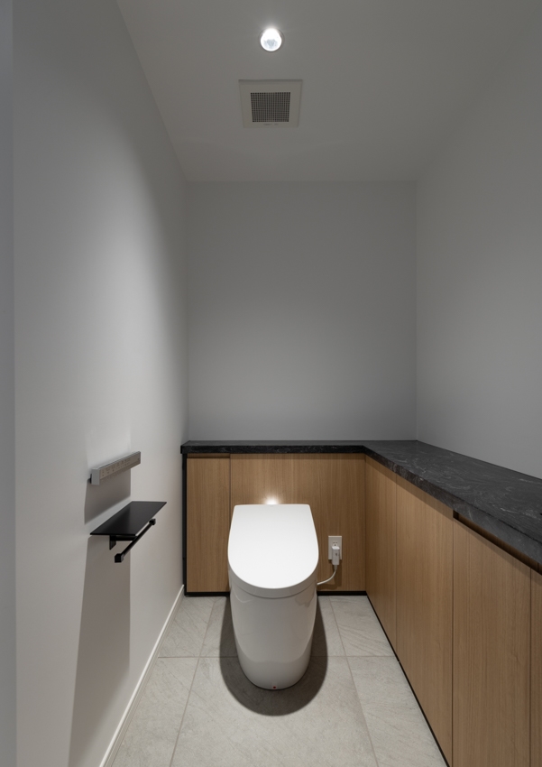 【トイレ】新規交換済みのタンクレストイレ。手洗いカウンター付きです。(2026年2月)