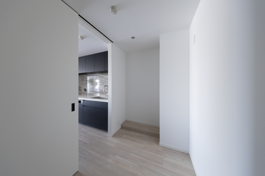 【その他内観】キッチン横のパントリー。食材のストックや調理器具の収納に便利。(2026年2月)