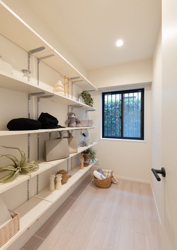 【収納】2.2畳のファミリークローゼット。ご家族の物をたっぷり収納できます。(2026年1月)